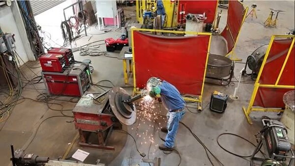 Man Welding 600
